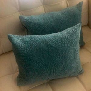 Set of 2 deco velvet pillows- green/ turquoise